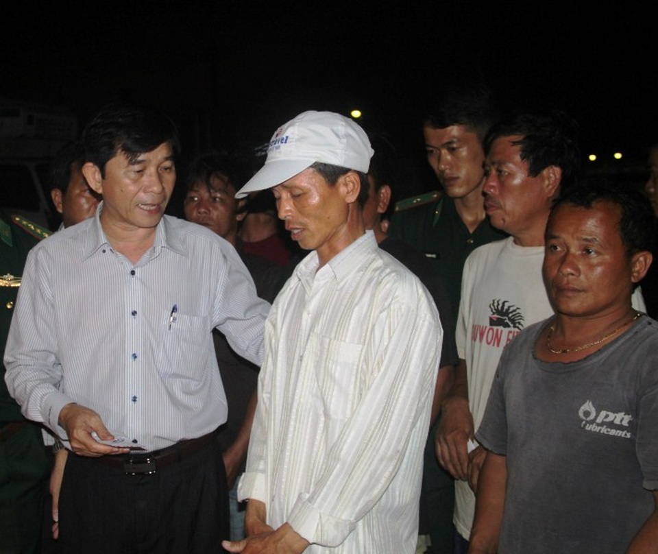 
Phó Chủ tịch UBND tỉnh Bình Định Trần Châu chia sẻ, động viên gia đình có ngư dân tử vong
