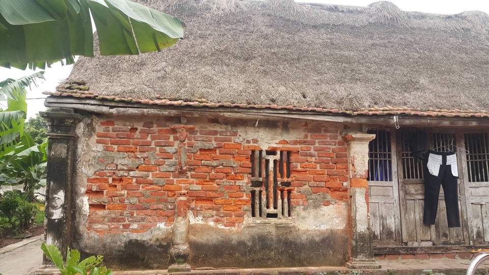 Độc đáo những ngôi nhà mái cói còn lại hiếm hoi ở Ninh Bình - 3 Sở dĩ bổi được chọn để lợp nhà vì có độ bền cao hơn rơm rạ, chịu được nắng mưa tốt. Lợp nhà mái bổi chi phí thấp hơn ngói vì tận dụng được lượng thân cói thừa trong quá trình sản xuất. Một hộ dân đang còn ở nhà mái cói chia sẻ, ở nhà mái này mùa đông thì ấm, mùa hè rất mát, mùa mưa bão lại không sợ tốc mái như ở nhà ngói.