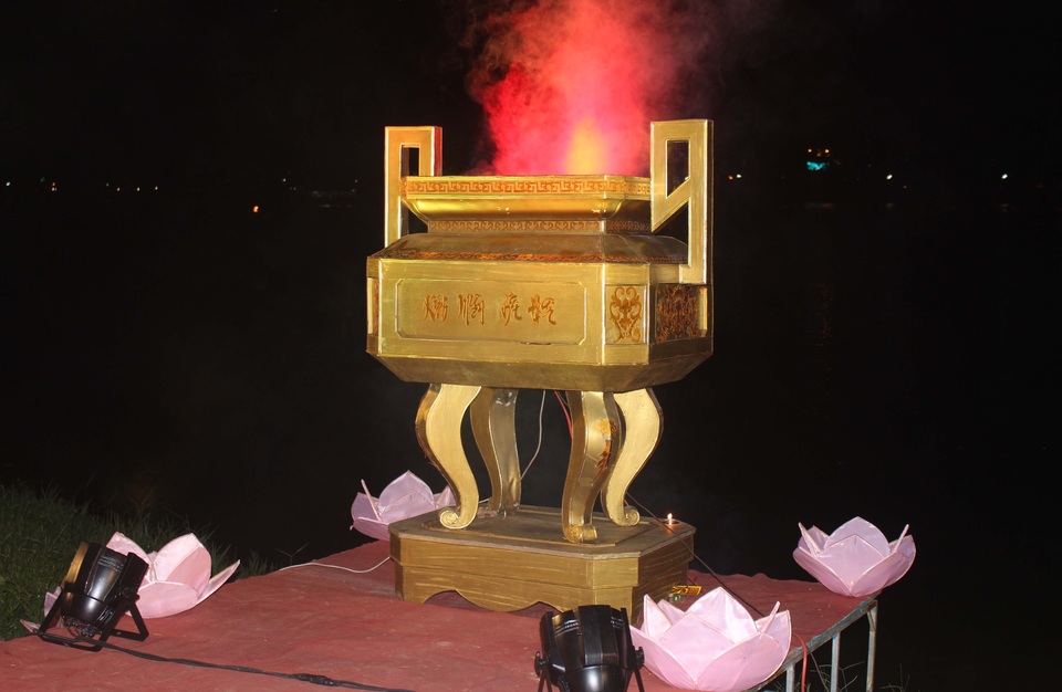 Thắp sáng 7 đóa sen “khổng lồ” trên sông Hương - 3 Lư hương lớn được đặt trong nghi lễ dâng trầm hương cúng Phật