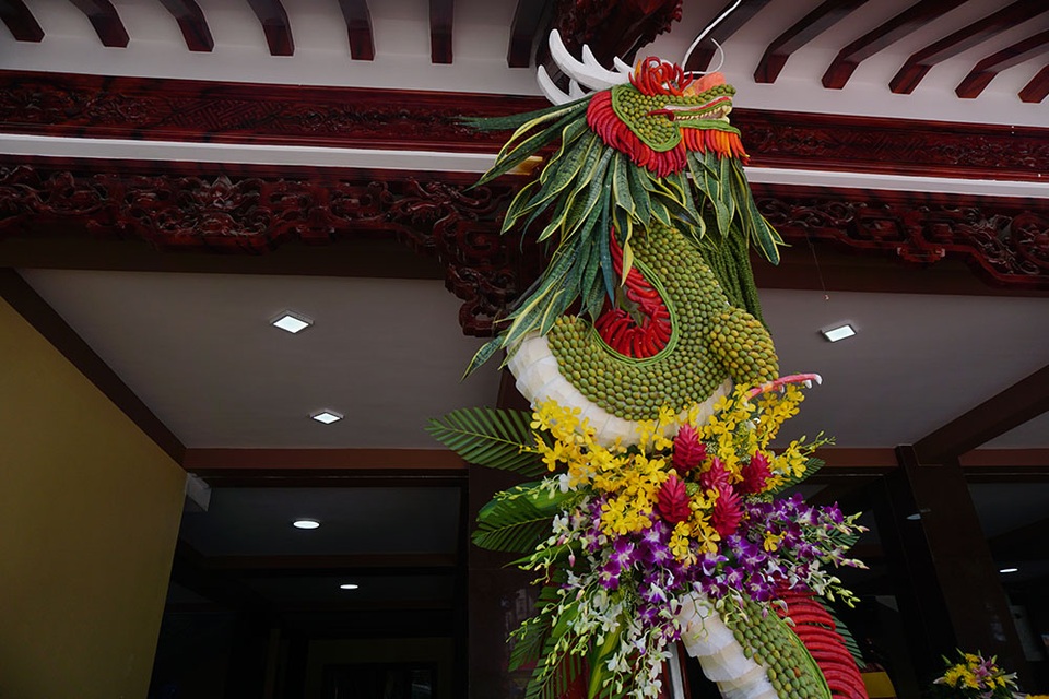 Sài Gòn rực rỡ cờ hoa đón mừng đại lễ Phật đản - 2 Một con rồng được làm từ các loại hoa tại chùa Việt Nam Quốc Tự.