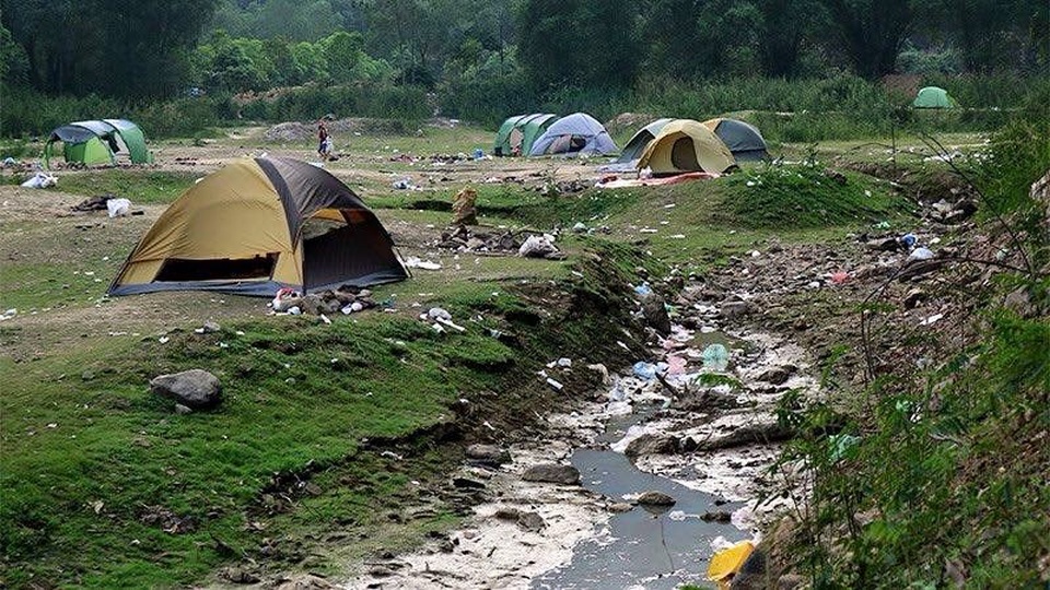 Dân mạng bất bình vì phượt thủ xả rác ngập quanh hồ Hàm Lợn - 7