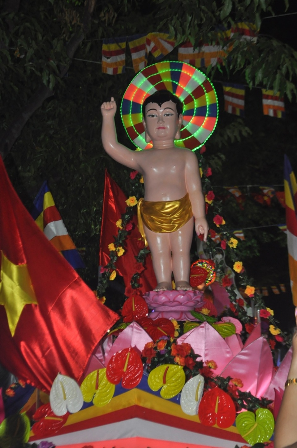 Hàng ngàn người dân và du khách tham dự lễ hội Phật Đản - 2 Ngày phật tử tưởng nhớ ngày sinh Thích Ca Mâu Ni