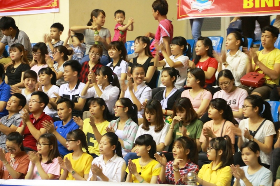 Khởi tranh chức vô địch “chinh phục đĩa bay” cuộc thi robocon 2017 - 6 Rất đông khán giả, cổ động viên đã đến tham dự, xem và cổ vũ cho các đội chơi.