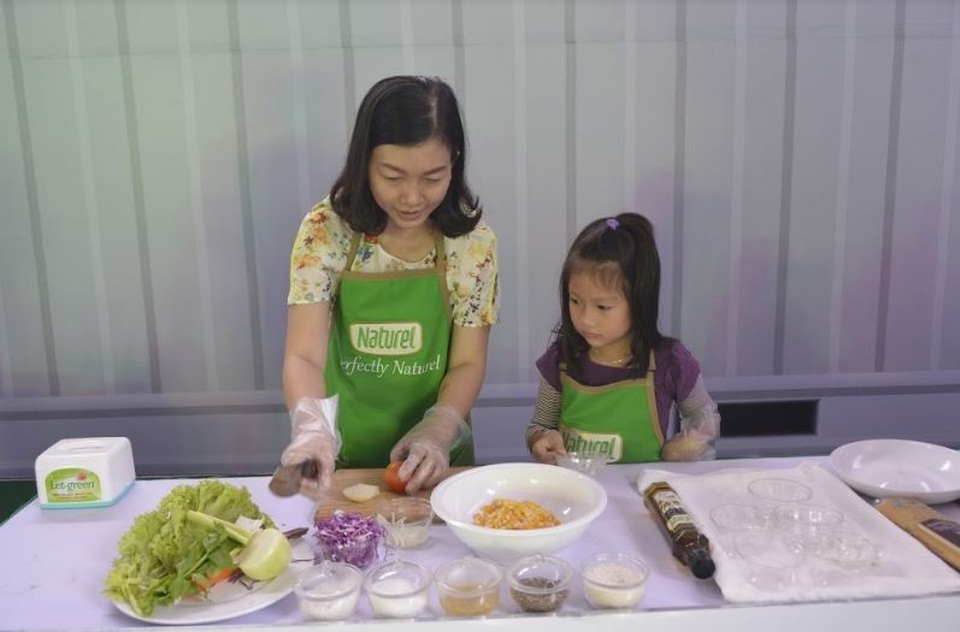 Tham gia cuộc thi chế biến salad cùng Naturel là dịp để cả gia đình cùng nhau trổ tài khéo léo chế biến những món salad thơm ngon, bổ dưỡng và tốt cho sức khỏe