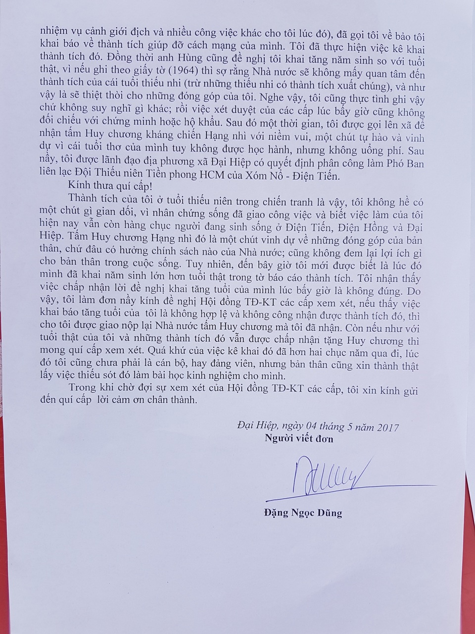 Thực hư việc Bí thư thị trấn “khai man tuổi để nhận Huy chương” - 2
Đơn trình bày của ông Dũng gửi các cấp xem xét việc ông nhận Huy chương kháng chiến hạng Nhì