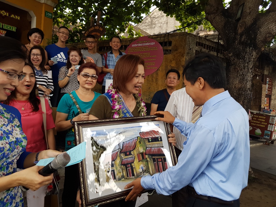 Cô Nuntira Mekaroonkamol là vị khách thứ 10 triệu mua vé tham quan phố cổ kể từ năm 1995