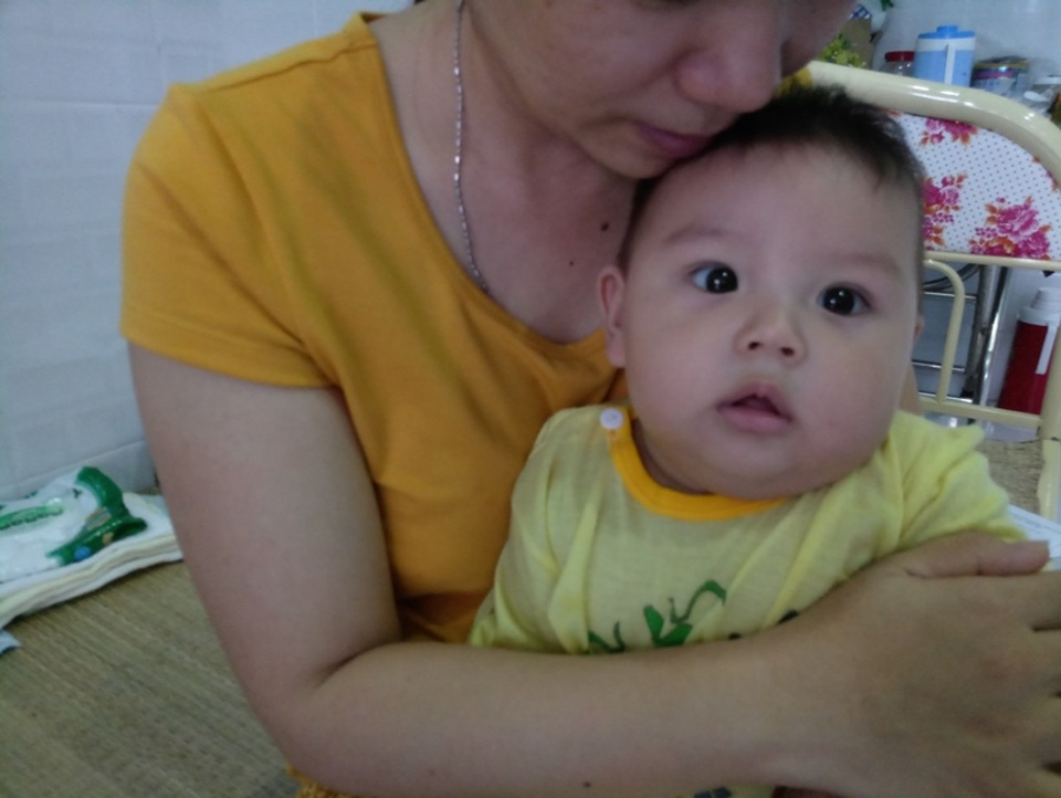 Số phận nghiệt ngã của cô giáo trẻ dạy Văn - 7 Dẫu biết nếu chồng được cứu sống, chị có thể phải chăm sóc chồng suốt đời nhưng chị vẫn không muốn buông tay. Vì chị cần có chồng, con chị cần có cha...