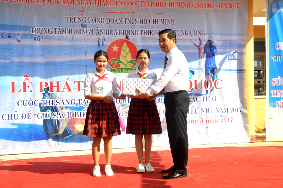 Tổ chức cuộc thi sáng tạo khoa học từ rác thải - 1 Trao 300 khăn quàng cho học sinh Hội An