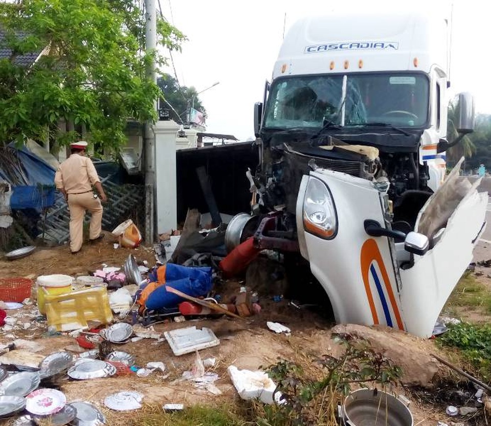 
Đồ đạc, thức ăn phục vụ đám cưới bị đổ văng tung tóe khắp đường
