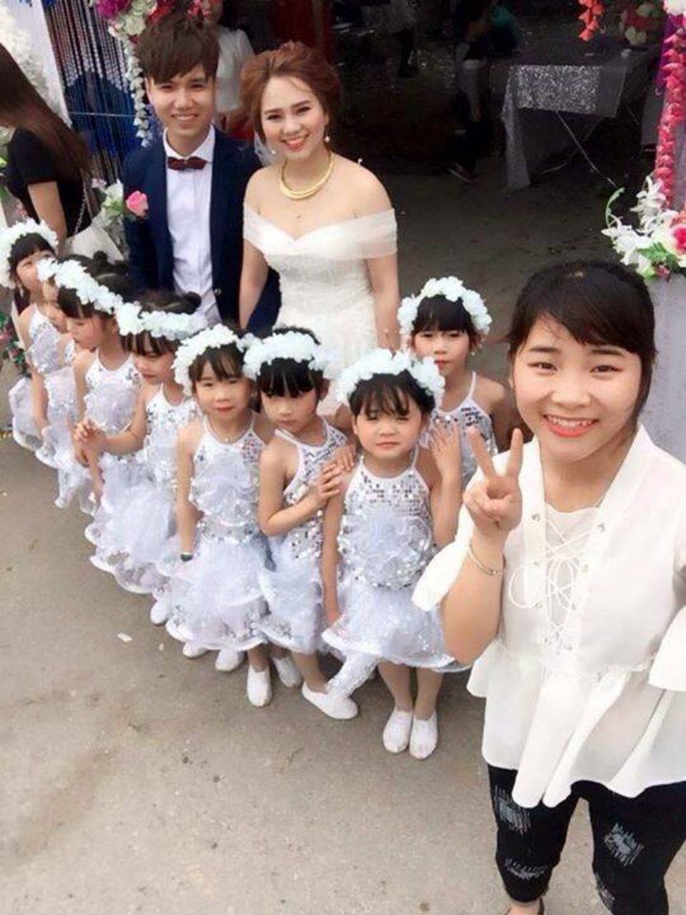 Clip học trò múa hát đáng yêu trong đám cưới cô giáo - 1 Dàn thiên thần nhỏ trong đám cưới của cô giáo
