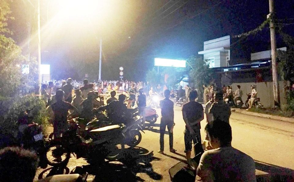 Rất đông người hiếu kỳ vây kín theo dõi vụ việc.