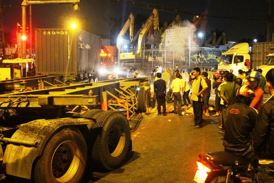 Ba mẹ con thương vong dưới bánh xe container - 3 Chị T. cùng người con nhỏ tử vong tại chỗ.