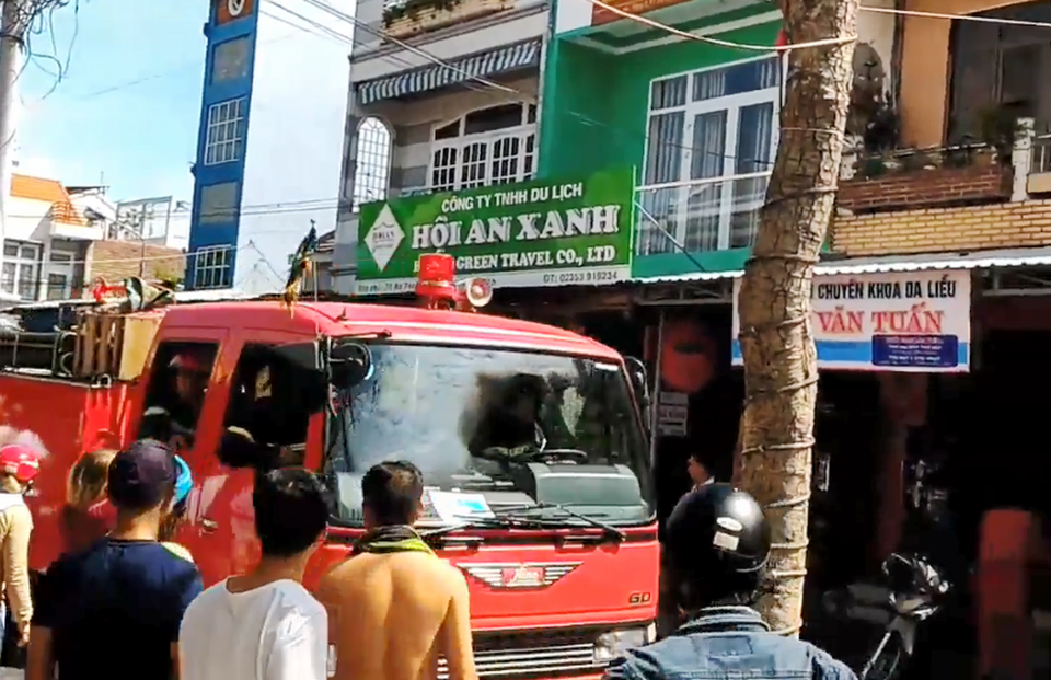 Kịp thời dập tắt đám cháy trong phố cổ Hội An - 2 Lực lượng PCCC điều xe cứu cháy đến dập lửa (Ảnh: CTV)