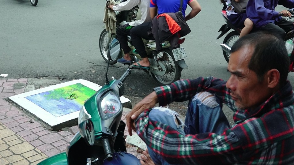 Những chiếc nắp cống nghệ thuật như thế này thì khi một ai đó muốn xả rác cũng phải chùng tay mà suy nghĩ lại.