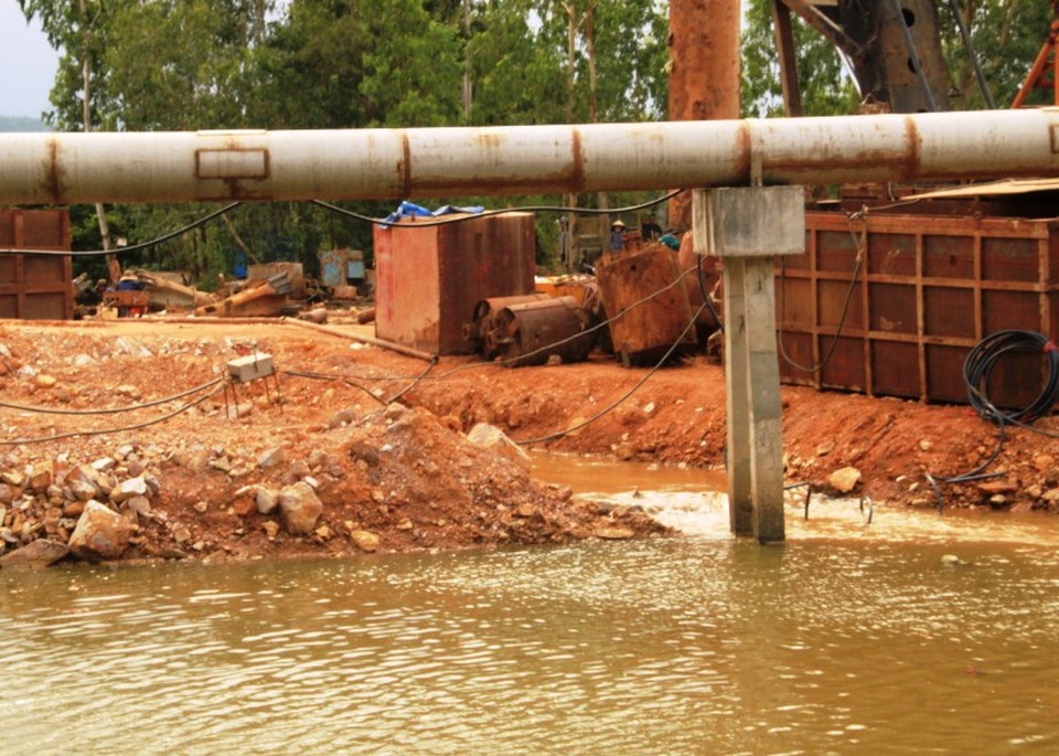 Chưa được phê duyệt thiết kế, nhà thầu đã đổ đất “bít” dòng sông - 4 Những chỗ thoát nước nhỏ, khiến lưu lượng nước lên xuống bị hạn chế còn ảnh hưởng đến các hộ nuôi trồng thủy sản nước lợ
