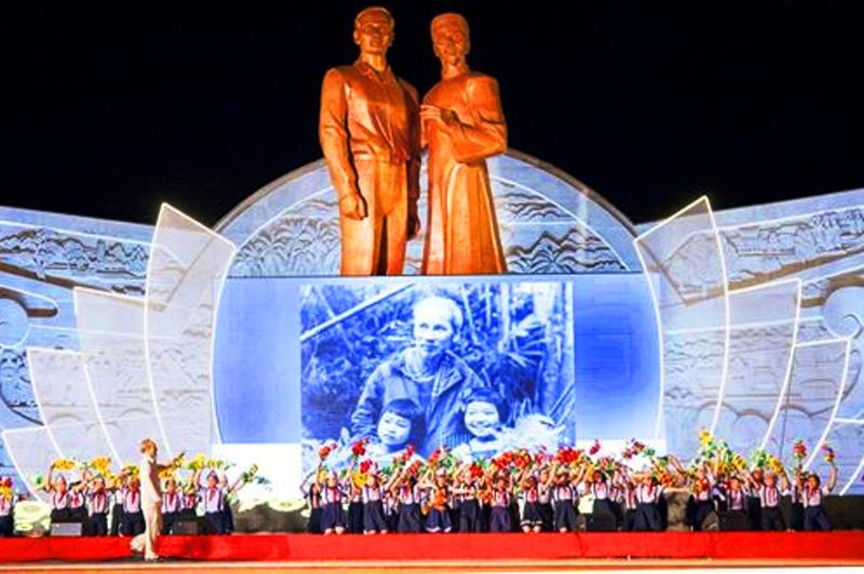 Khánh thành Tượng đài cha con Bác Hồ trên quê hương Bình Định - 5 Chương trình nghệ thuật giàu cảm xúc tái hiện hình ảnh Bác Hồ