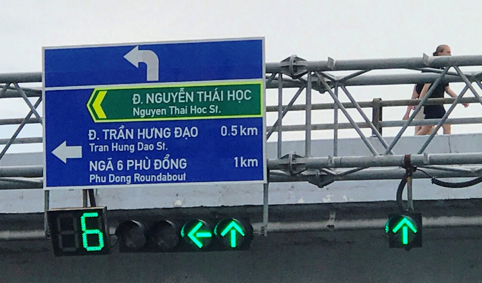 Lắp thêm biển chỉ đường bằng tiếng Anh trên đại lộ Sài Gòn - 4
Việc bổ sung biển báo chỉ đường bằng tiếng Anh sẽ góp phần hỗ trợ khách du lịch nước ngoài trong việc di chuyển, tham quan thành phố.