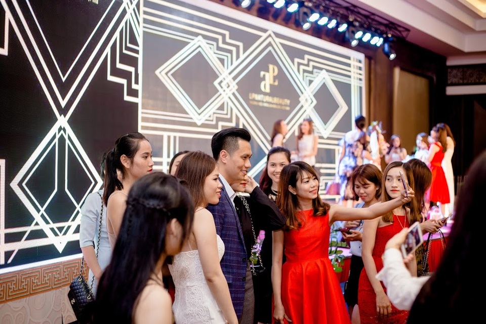 Phan Hải – "Người phán xử" bỗng chốc trở thành "Người khó xử" trước dàn doanh nhân xinh đẹp - 2 Xuất hiện với vai trò khách mời diễn viên Việt Anh thu hút mọi ánh nhìn của các cô gái.