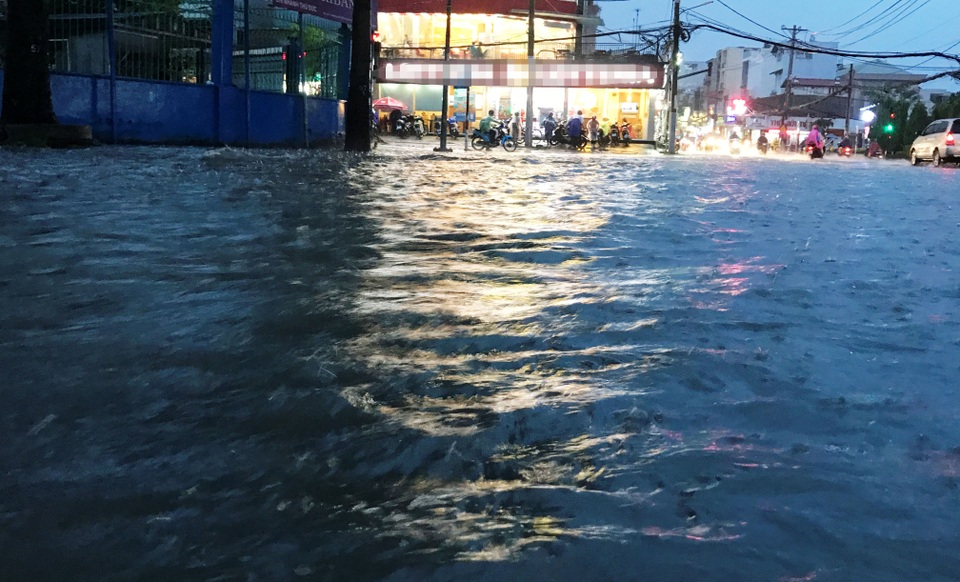 Mới đầu mùa mưa, người Sài Gòn đã khốn đốn vì ngập nước, kẹt xe... - 2 Mới đầu mùa mưa, người Sài Gòn đã khốn đốn vì ngập nước, kẹt xe... - 2