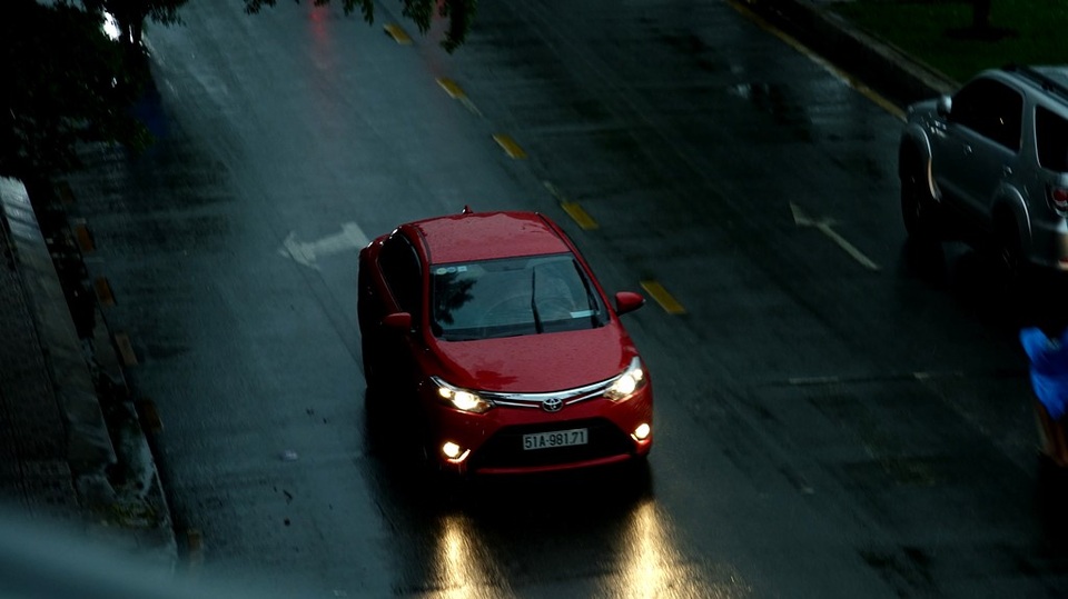 Từ lúc chuyển cho đến lúc mưa bắt đầu rơi, đường phố mỗi lúc một tối.