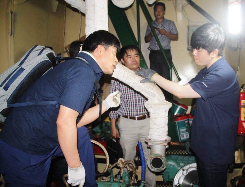Chuyên gia Hàn Quốc “truy tìm” nguyên nhân máy tàu vỏ thép hư hỏng - 4 Chuyên gia Hàn Quốc nếm dầu nhớt để tìm nguyên nhân máy tàu hư hỏng