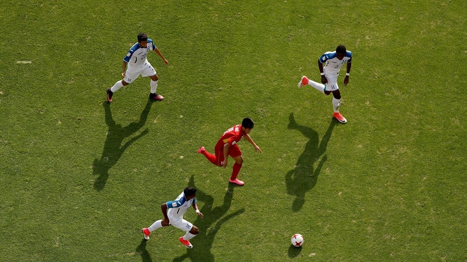 Khoảnh khắc đẹp trong ngày U20 Việt Nam chia tay giấc mơ World Cup - 24
Cầu thủ U20 Việt Nam trong vòng vây ba cầu thủ Honduras