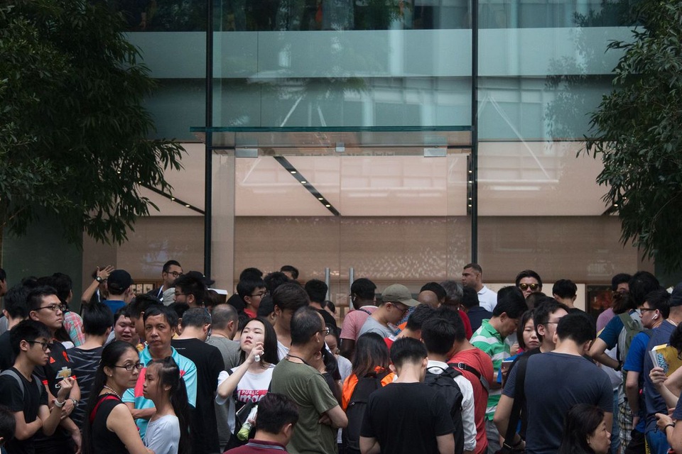 Apple ra mắt cửa hàng đầu tiên tại khu vực Đông Nam Á - 2 Đám đông trước cửa Apple Store - một hình ảnh quen thuộc khi Apple ra mắt một mẫu iPhone mới.