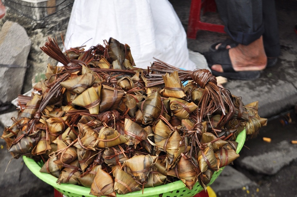 Bánh ú tro đắt hàng dịp Tết Đoan Ngọ - 2
Theo phong tục, bánh ú tro không thể thiếu trong Tết Đoan Ngọ