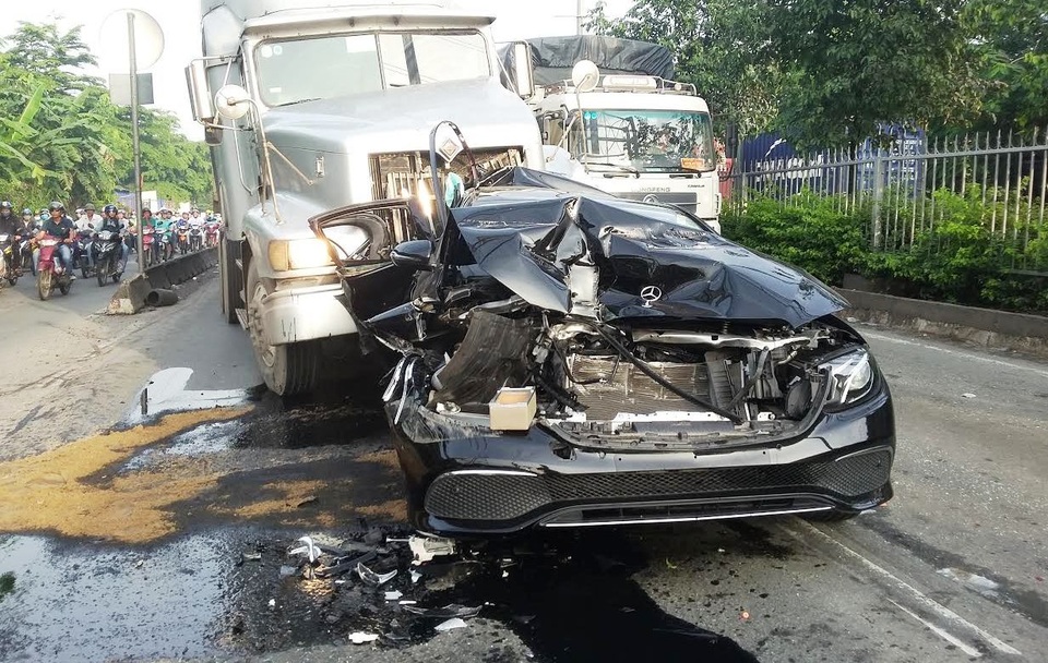 Tài xế kêu cứu trong chiếc Mercedes biến dạng - 1 Hiện trường vụ tai nạn liên hoàn trên QL1, đoạn qua địa bàn quận Thủ Đức, TPHCM sáng ngày 30/5.