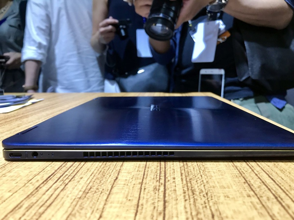Asus trình làng laptop lai mỏng nhất thế giới tại Computex 2017 - 3 Máy sử dụng cổng USB-C tân tiến
