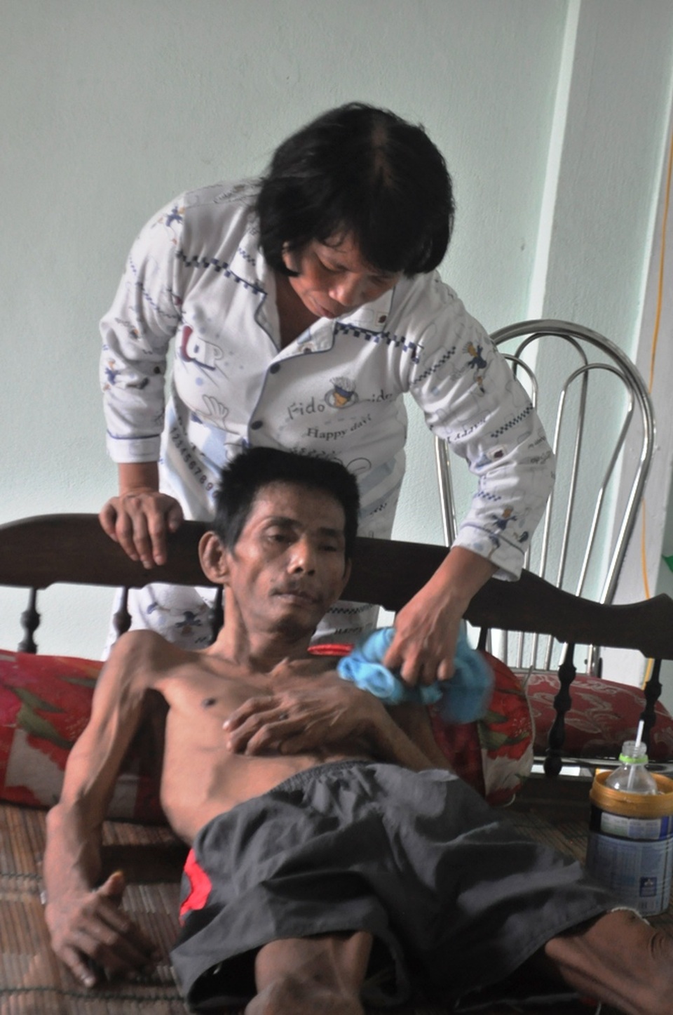 Bi kịch cả gia đình đều mắc bệnh teo rút chân tay - 2 Mọi sinh hoạt cá nhân, ăn uống của chồng con đều do chị Nga một tay chăm sóc