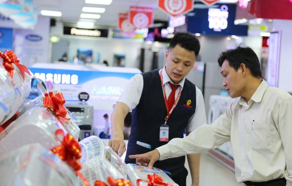 Đừng mất tiền oan vì hàng điện máy - 2 Chương trình “Tự tin chăm sóc gia đình mùa hè” với những chính sách phục vụ, dịch vụ vượt trội sẽ giúp khách hàng an tâm khi mua hàng điện máy sẽ được tư vấn tận tình, lắp đặt chu đáo và nhanh chóng, bảo trì với dịch vụ chuyên nghiệp