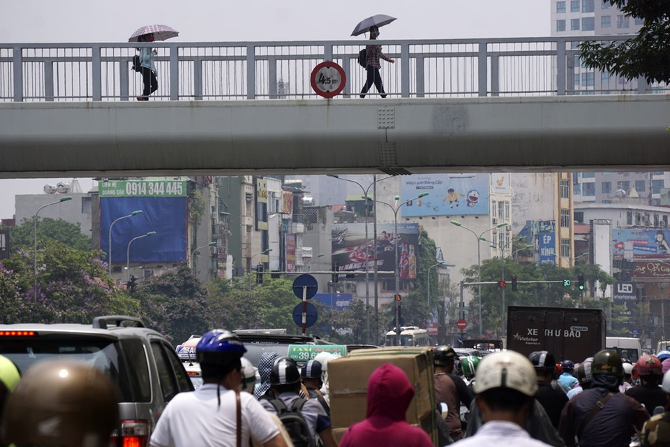 
Cảnh ùn ứ giao thông trên đường Tây Sơn buổi giữa trưa.
