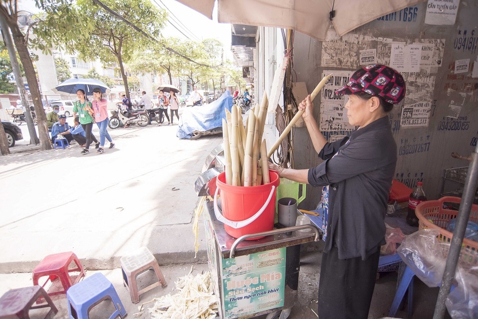 Nắng nóng cao điểm, hàng nước mía "ép" không xuể, thu lãi tiền triệu - 2 Nước mía được bán với giá khá bình dân chỉ từ 10.000 - 12.000 đồng/cốc