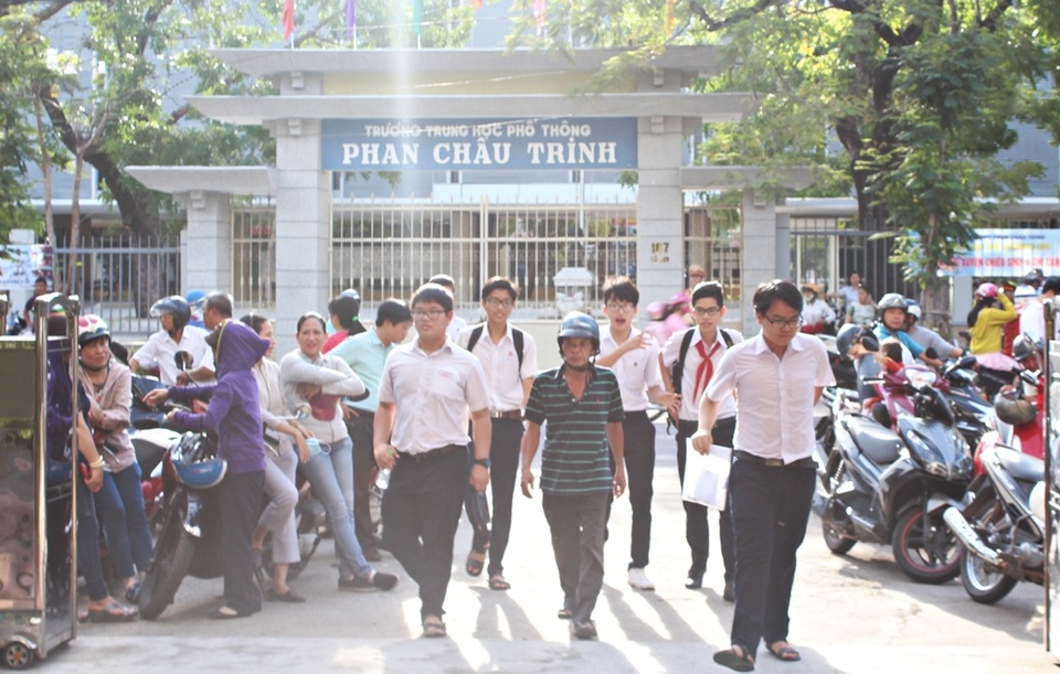 Đà Nẵng: Thí sinh bắt đầu thi tuyển sinh vào lớp 10 - 1
Các thí sinh thi vào lớp 10 ở Đà Nẵng vừa bước vào buổi thi môn đầu tiên.