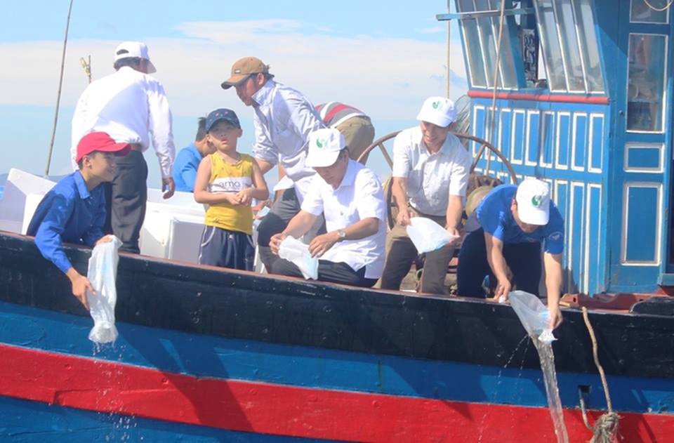 Thả 30 vạn tôm giống xuống biển hưởng ứng ngày Môi trường thế giới - 2 Ban tổ chức và người dân thả tôm giống xuống biển