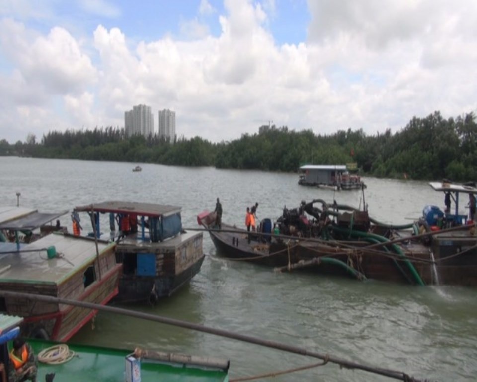 Cảnh sát nổ súng trấn áp “cát tặc” trên sông - 1 Tình trạng khai thác cát trái phép trên sông Đồng Nai đã trực tiếp làm nạn sạt lở thêm nghiêm trọng