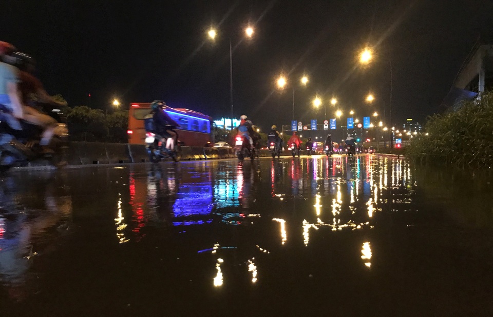 Người Sài Gòn mặc áo ấm, người Hà Nội mướt mải vì nóng 41 độ C - 2 Đến 19h tối cùng ngày, tuyến cửa ngõ từ các tỉnh vào trung tâm Sài Gòn trên xa lộ Hà Nội (quận 2, TPHCM) trời vẫn còn mưa dầm dề.