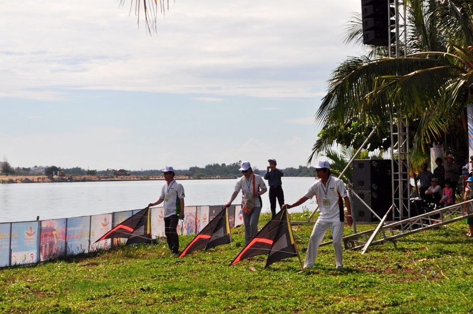 9 quốc gia hội tụ tại festival diều quốc tế Quảng Nam 2017 - 2 Chuẩn bị thả diều lên không trung