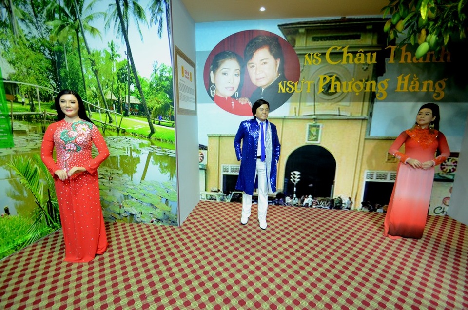 Những điều chưa biết bên trong khu trưng bày tượng sáp ở TPHCM - 2 Khu vực trưng bày của nhóm ba nghệ sỹ có giọng ca hơi dài. Từ trái qua: nghệ sỹ Cẩm Tiên, nghệ sỹ Châu Thanh, nghệ sỹ Phượng Hằng.