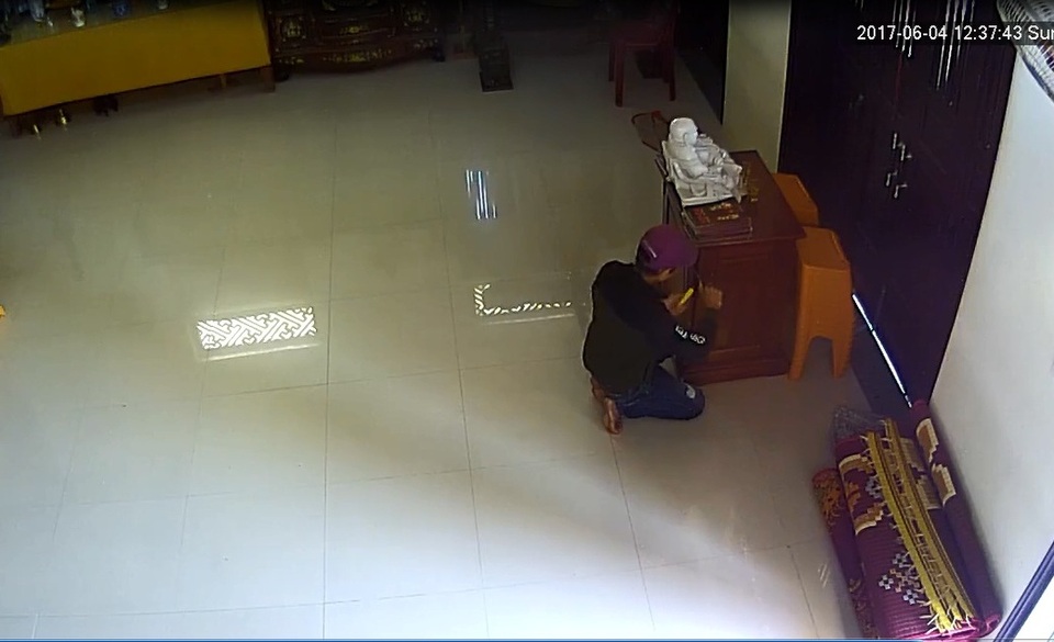 Cạy hòm công đức trộm tiền chỉ trong vài chục giây - 2 Đối tượng đang tiến hành cạy cửa hòm công đức
