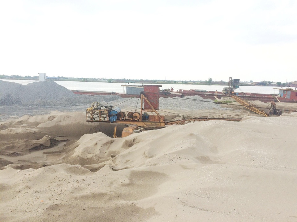 Dẹp bỏ các bãi cát không phép ven sông Đáy sau phản ánh của Báo Dân trí - 2 Các cẩu cát công xuất lớn của bãi cát hộ ông Hiển đã được hạ, chờ di dời khỏi khu vực hành lang thoát lũ và bảo vệ đê