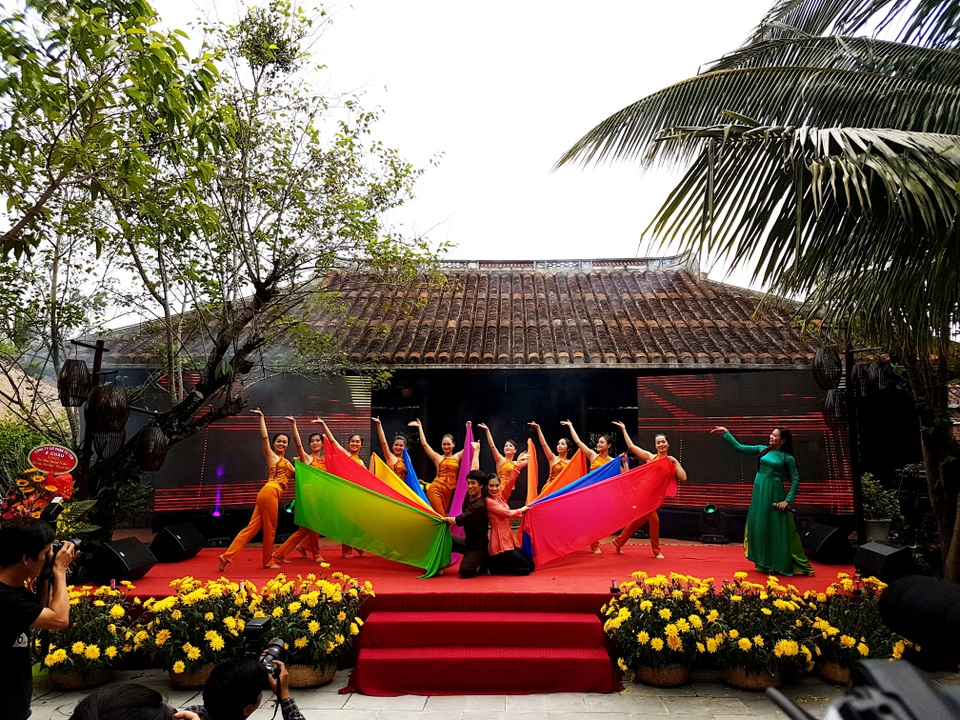 Khai mạc Festival Tơ lụa thổ cẩm Việt Nam - Châu Á 2017 - 2 Văn nghệ chào mừng festival