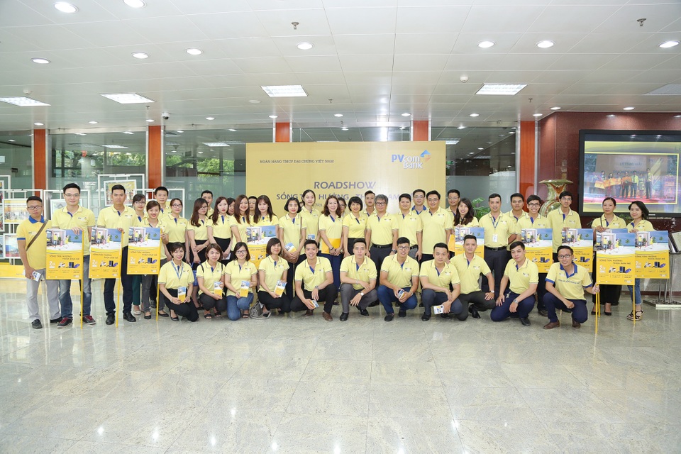 Sôi động Roadshow "Sống tận hưởng – Thoả đam mê” - 2
Tổng Giám đốc PVcomBank Nguyễn Hoàng Nam cùng đoàn Roadshow chuẩn bị ra quân