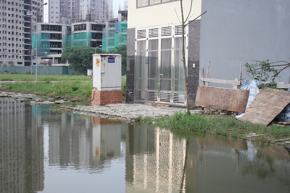 Hy hữu ở Hà Nội: Nước ngập cả tuần, người dân... chăn vịt giữa phố - 2 Theo ghi nhận của Pv Dân trí vào chiều ngày 12/6, mực nước tại đây đã có phần rút bớt song nhiều tuyến đường vẫn còn tình trạng ngập úng. Trước cửa một số căn nhà, người dân phải lấy gạch chèn để tránh nước tràn vào nhà. Theo phản ánh của người dân, hiện tượng ngập úng liên tục xảy trong khoảng gần 1 năm nay ra và thường kéo dài từ 5 – 7 ngày.