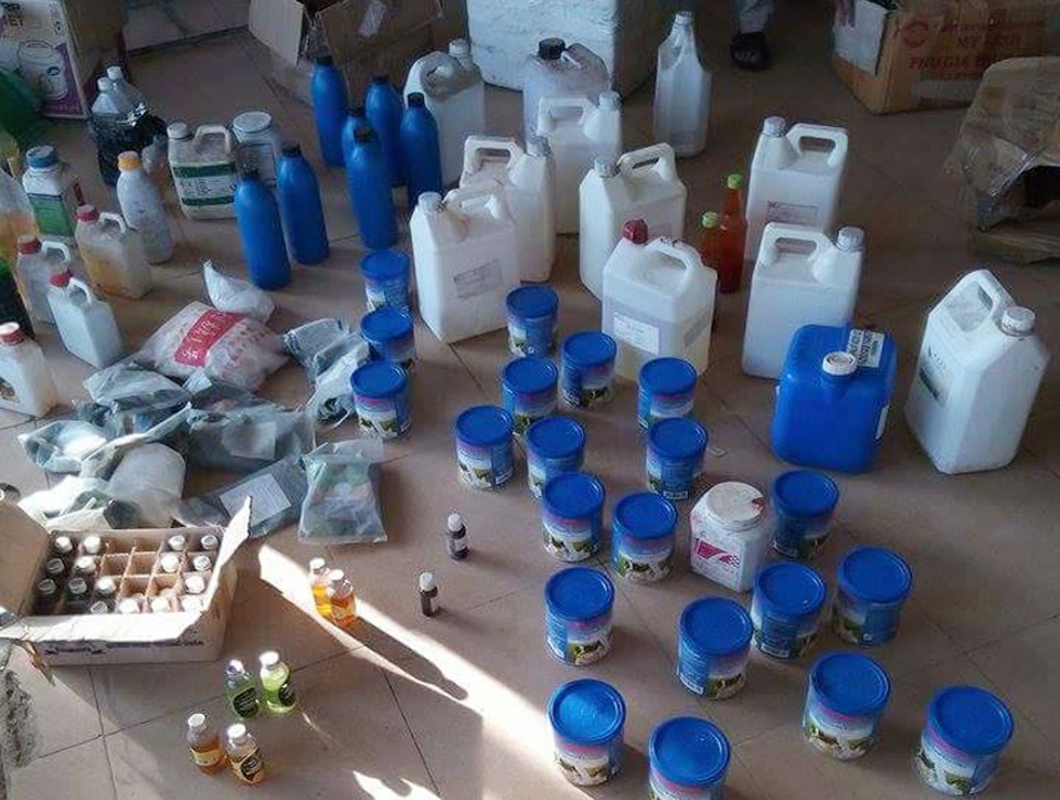 Phát hiện hơn 50 kg chất phụ gia làm bánh kẹo, nước ngọt không nguồn gốc - 1 Hàng loạt chất phụ gia không rõ nguồn gốc tại bị lực lượng chức năng phát hiện tại cơ sở Hạnh Thạch (Ảnh: Viết Hải)