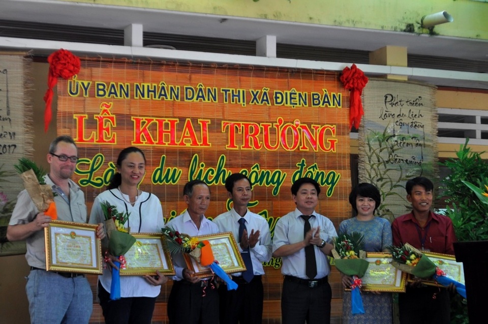 Thêm một làng du lịch cộng đồng mở cửa đón khách - 2 Trao giấy khen cho các cá nhân, tổ chức có đóng góp trong sự hồi phục, phát triển của du lịch Triêm Tây