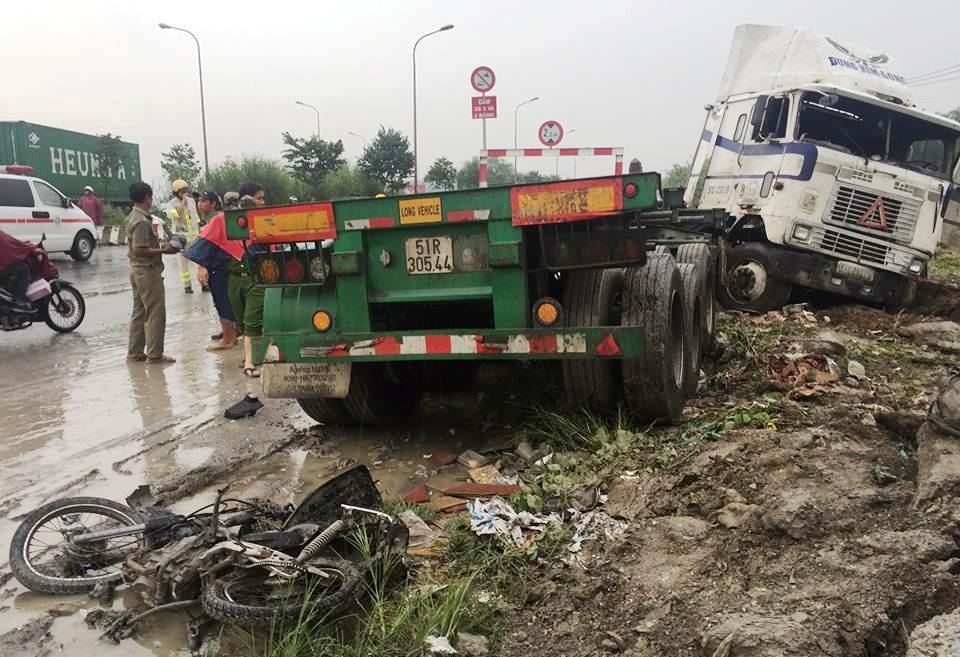 Xe đầu kéo cán chết 2 người ở dốc cầu Phú Mỹ - 1 Xe đầu kéo cán chết 2 người ở dốc cầu Phú Mỹ - 1