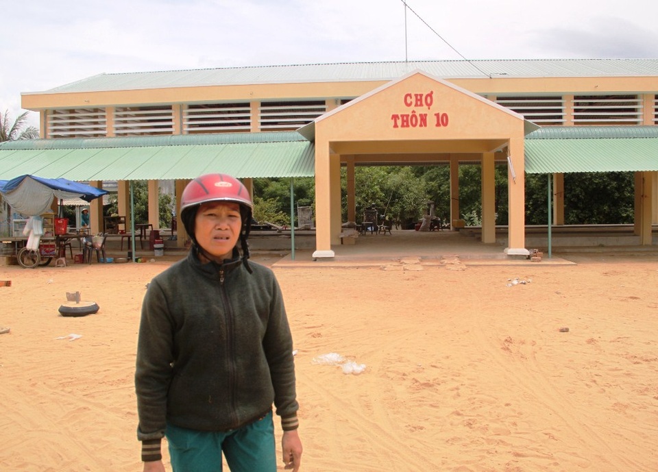 “Muốn chụp hình phải xin phép xã”: Chủ tịch huyện nhắc nhở, chấn chỉnh! - 2 Bà Đời cho rằng cán bộ xã Mỹ Thắng đã thất hứa sau khi gia đình bà hiến 900 m2 đất để xây dựng khu dân cư và chợ Thôn 10.