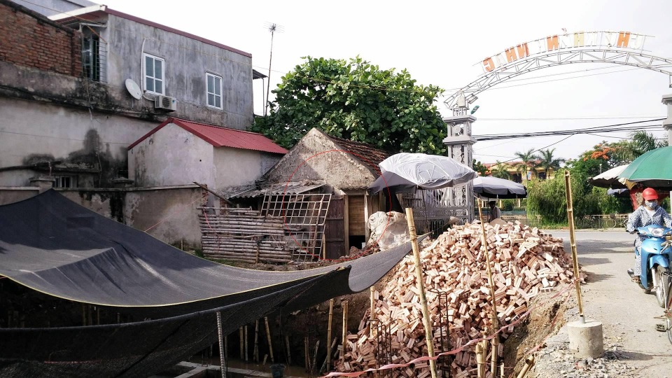 Gia đình liệt sĩ hơn chục năm tìm công lý 35m2 đất giờ ra sao? - 3 Ban quản lý chợ Nhạc đang cho xây một bể chứa nước lớn ngay sát lô đất 35m2 của gia đình cụ Tứ.
